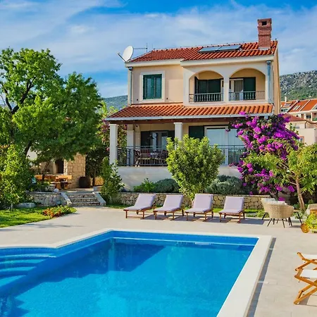 Mendula Villa